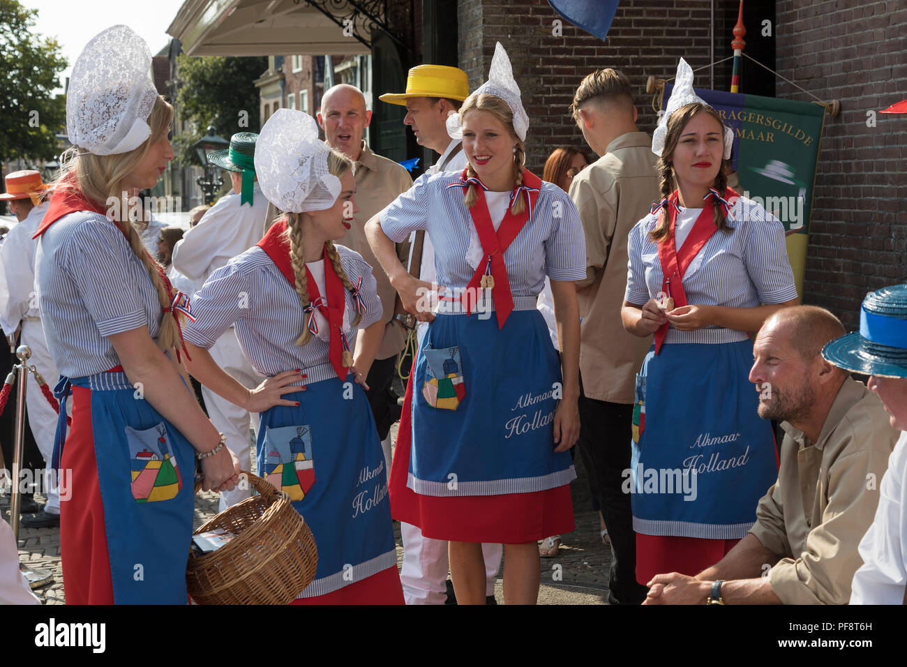 Alkmaar Niederlande 20 Juli 2018 Käse Mädchen Kaasmeisjes In Traditioneller Tracht Warten