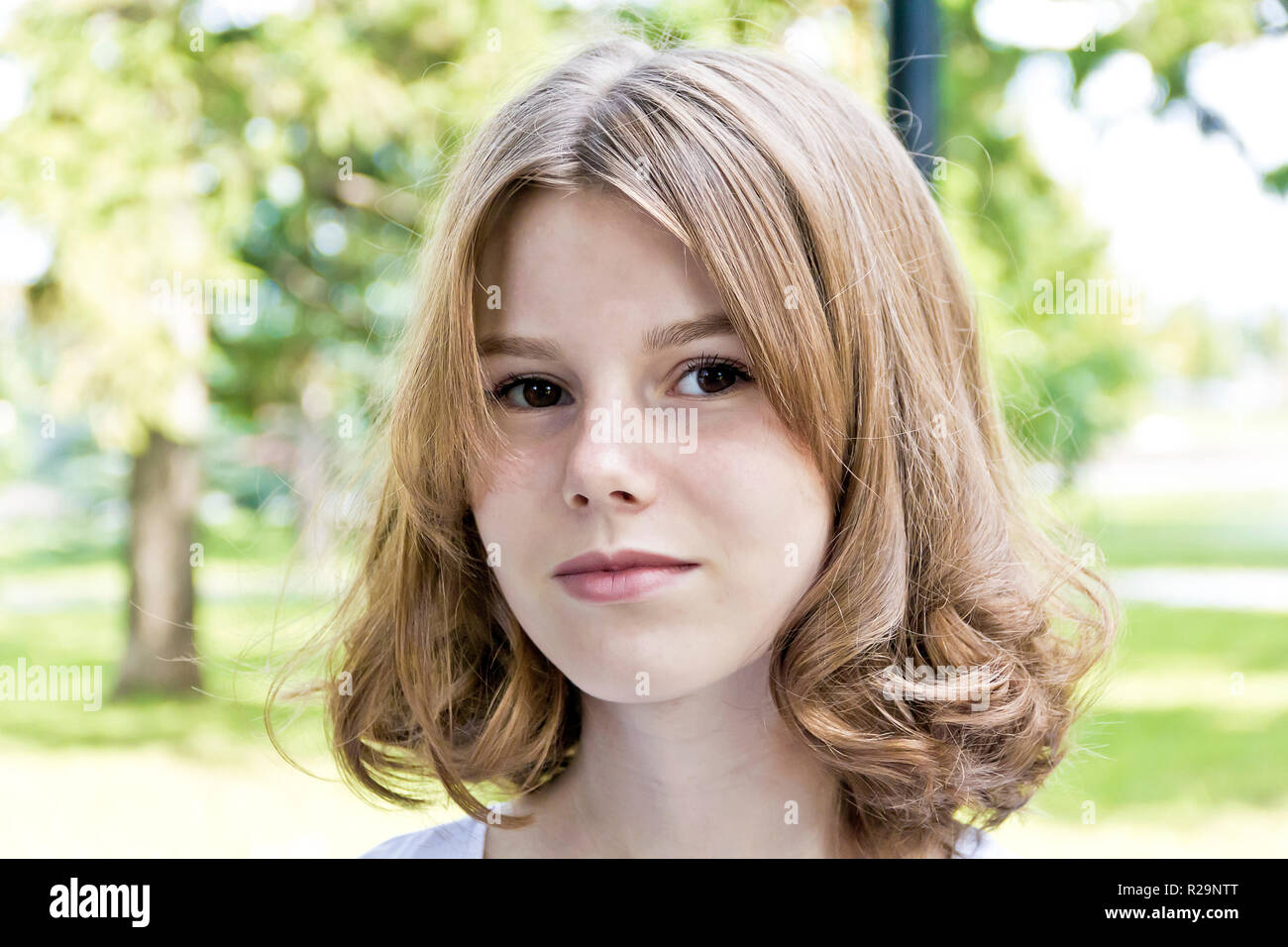 Portrait Von Cute Blonde Mädchen 14 Jahre Alt Stockfotografie Alamy 