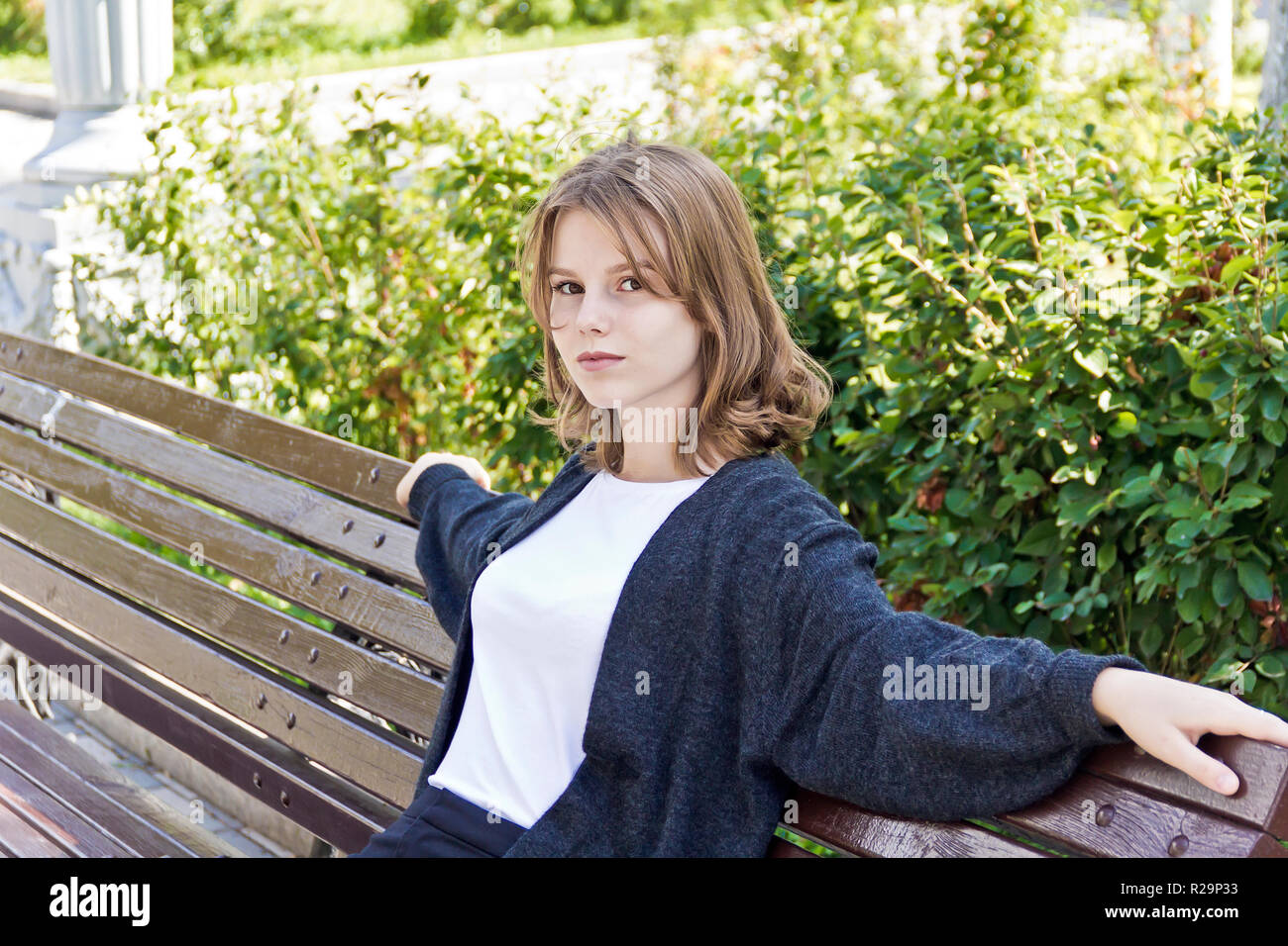 Schöne Mädchen 14 Jahre Alt Sind Auf Der Bank Sitzen Stockfotografie Alamy 