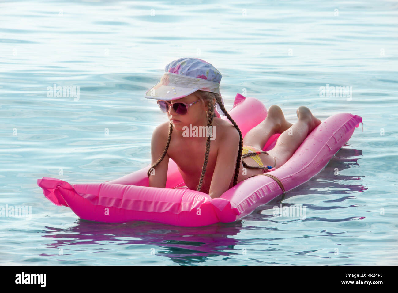 Das Mädchen Im Meer Auf Einer Aufblasbaren Matratze Stockfotografie Alamy