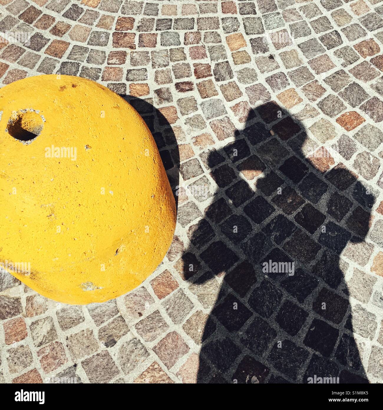 Silhouette Der Mann Mit Der Kamera Fotografieren Einer Gelben Poller Stockfotografie Alamy 