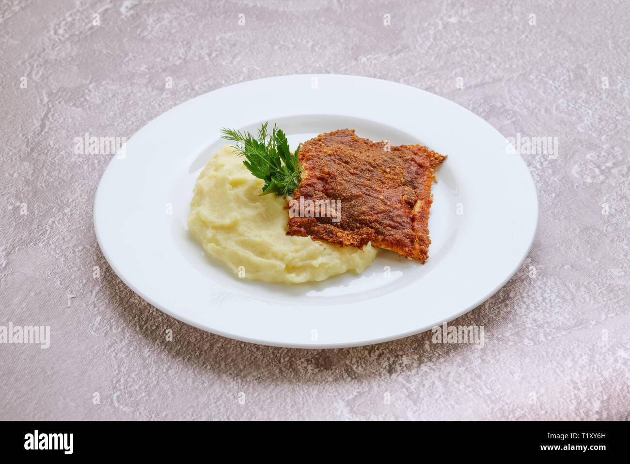 Seehechtfilet gebraten mit Spinat, Käse und Reis Stockfotografie - Alamy