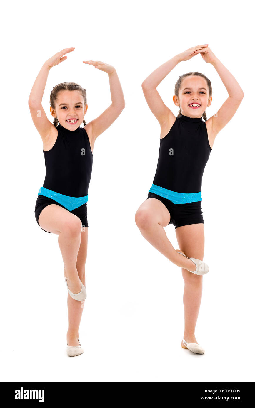 Zwilling Mädchen üben Und Tun Rhythmische Gymnastik Weißen Hintergrund Junge Schwester 