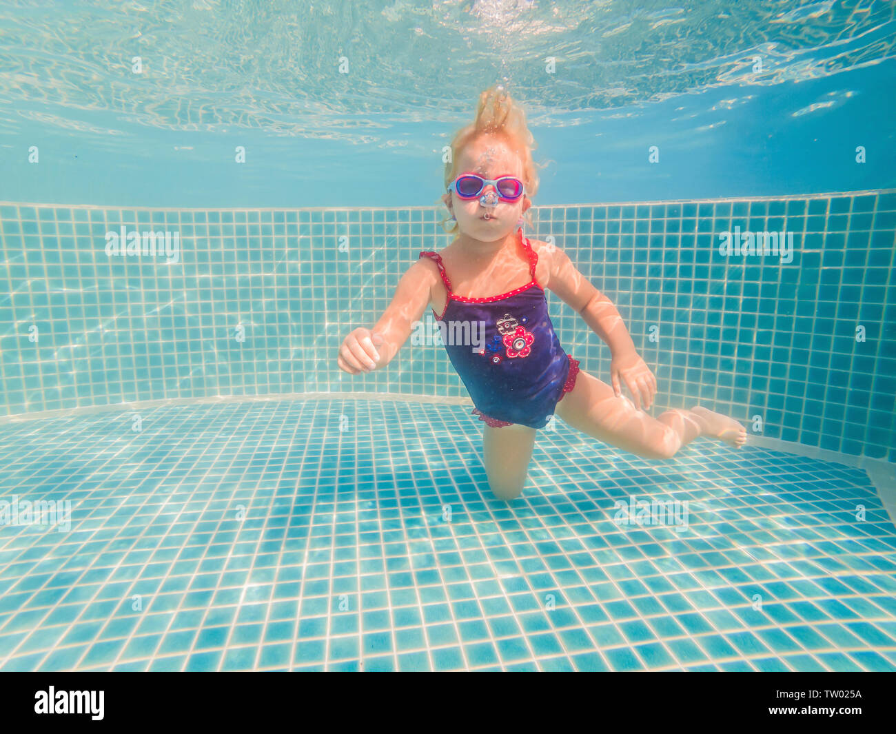 Das Kleine Mädchen Im Wasserpark Unter Wasser Schwimmen Und Lächelnd Stockfotografie Alamy 