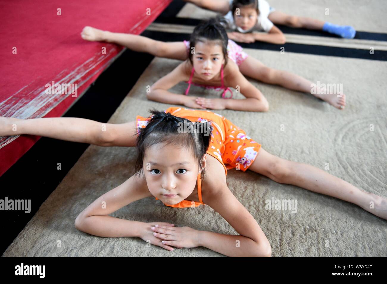 Junge Chinesische Mädchen Ihren Körper Verbiegen Und Den Spagat Auf Dem Boden Der Gymnastik An 